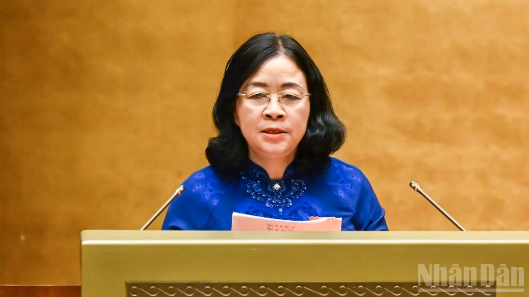 Bui Thi Minh Hoai, President of the Viet Nam Fatherland Front Central Committee, presents a report summarising the voter’ and people’s opinions and recommendations submitted to the second session of the 16th NA. (Photo: DUY LINH)