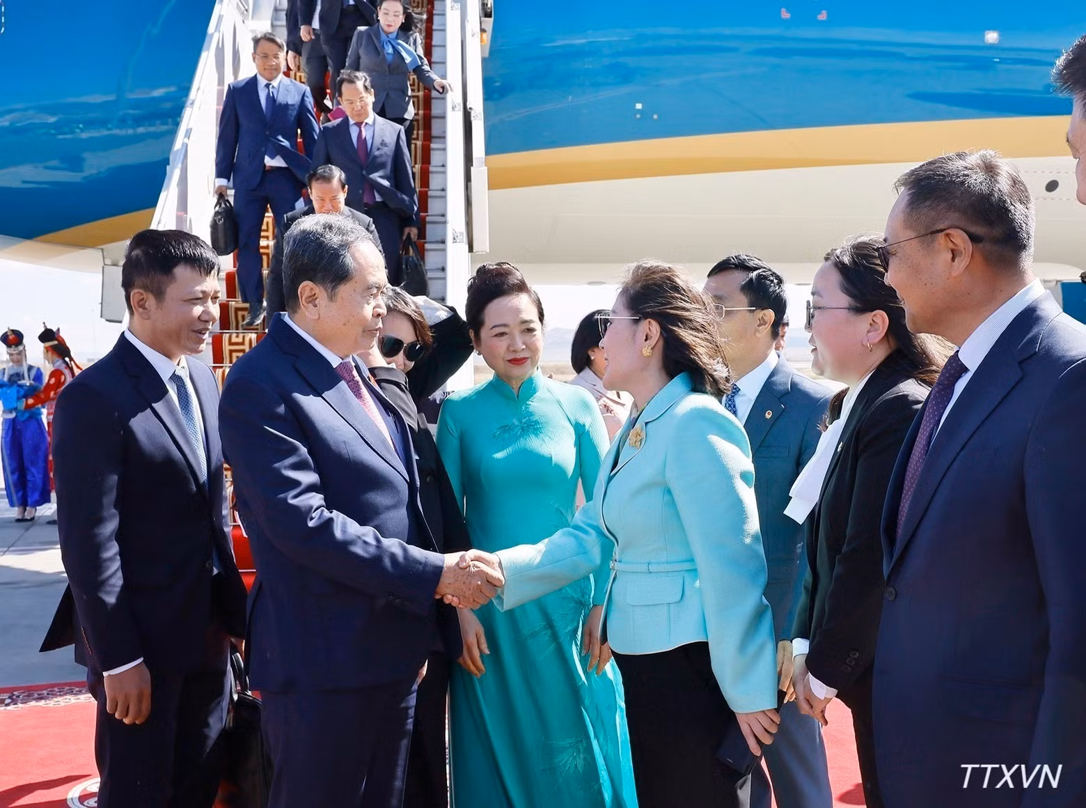 J. Bayarmaa, Chairwoman of the Mongolia-Viet Nam Parliamentary Friendship Group, and Mongolian officials welcome National Assembly President Tran Thanh Man and his spouse at Chinggis Khaan International Airport. (Photo: VNA)