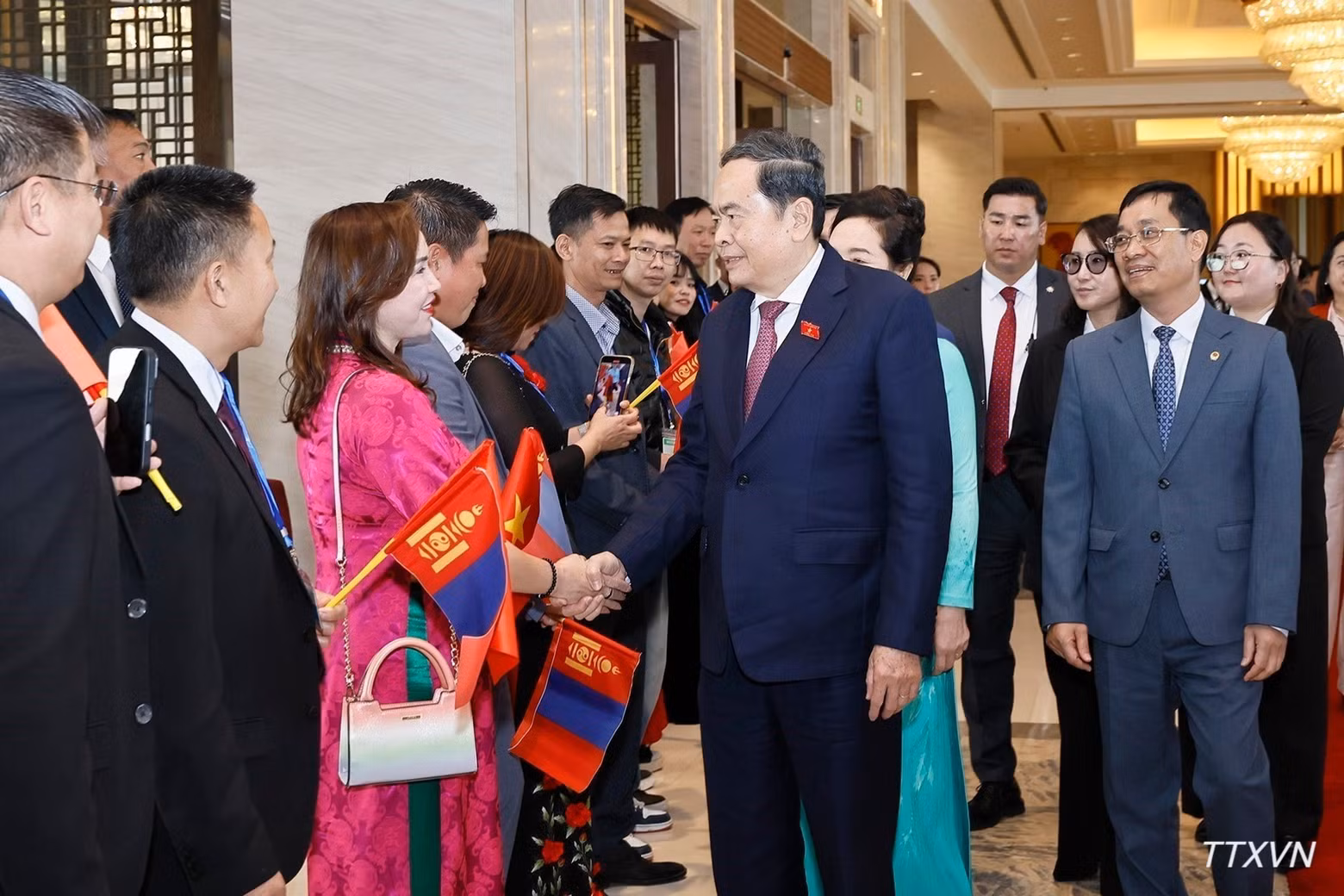 The Vietnamese community in Mongolia welcomes National Assembly President Tran Thanh Man and his spouse at their hotel. (Photo: VNA)