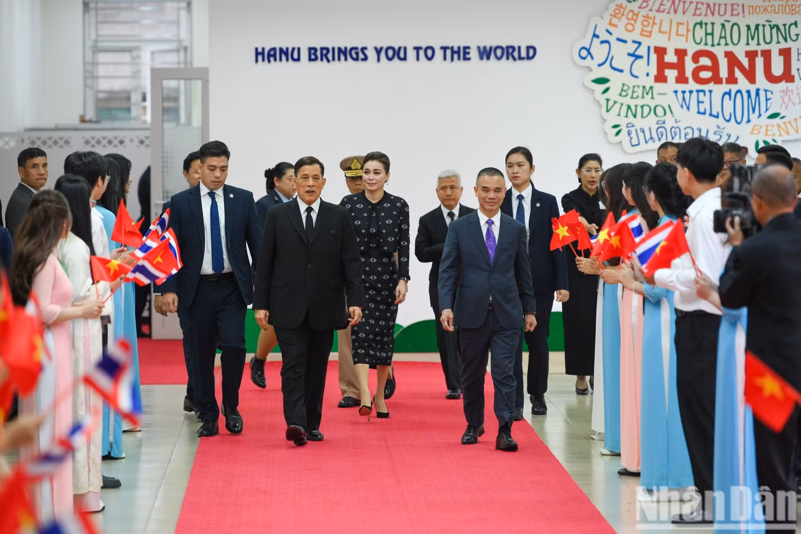 Thai King Maha Vajiralongkorn Phra Vajiraklaochaoyuhua and Queen Suthida Bajrasudhabimalalakshana visit Ha Noi University on September 16. (Photo: The Dai)