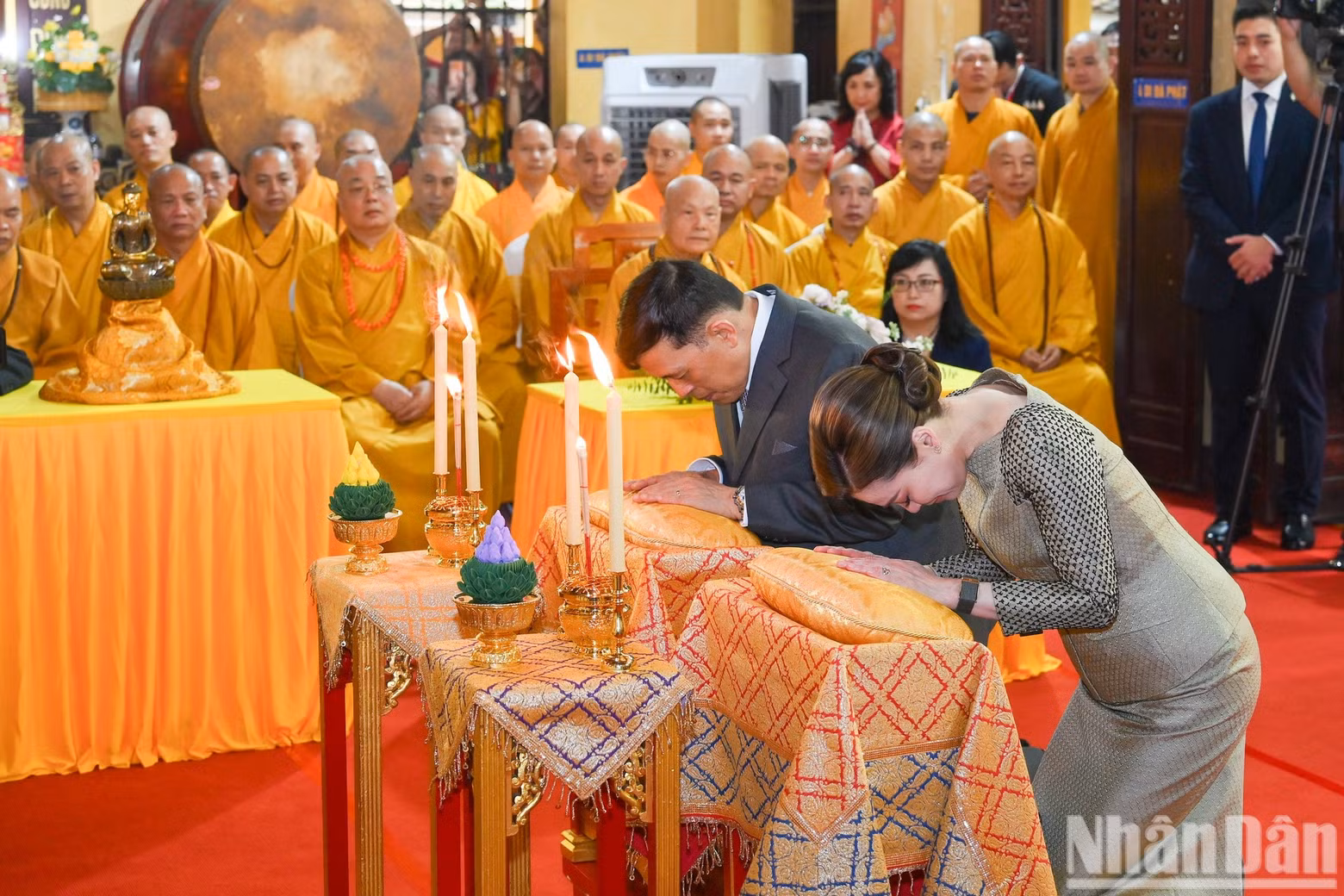 Thai King Maha Vajiralongkorn Phra Vajiraklaochaoyuhua and Queen Suthida Bajrasudhabimalalakshana perform a candle-lighting ritual to pray for peace at Quan Su Temple.