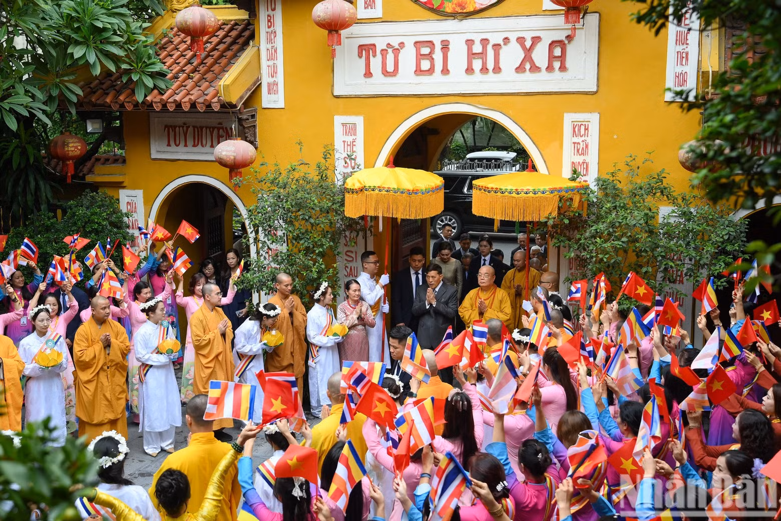 Most Venerable Thich Thanh Nhieu, Abbot of Quan Su Temple, together with other Buddhist monks and nuns, welcomes Thai King Maha Vajiralongkorn Phra Vajiraklaochaoyuhua and Queen Suthida Bajrasudhabimalalakshana.