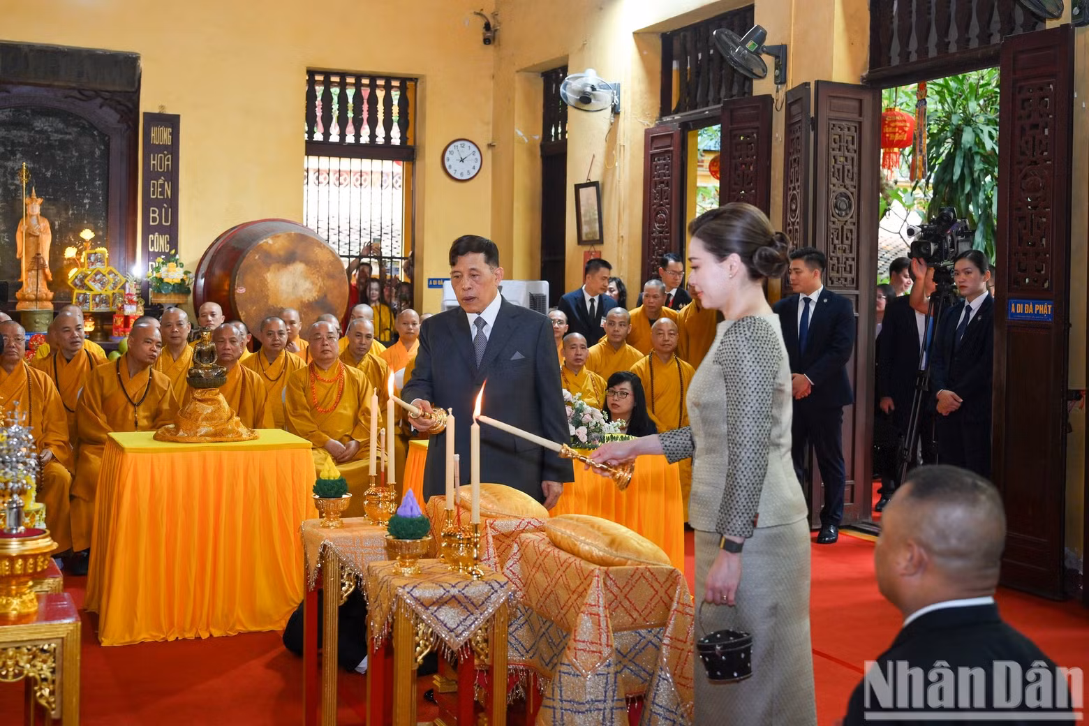 Thai King Maha Vajiralongkorn Phra Vajiraklaochaoyuhua and Queen Suthida Bajrasudhabimalalakshana perform a candle-lighting ritual to pray for peace at Quan Su Temple.