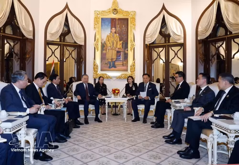 General Secretary of the Communist Party of Viet Nam Central Committee and State President To Lam holds private talks with Thai Prime Minister Anutin Charnvirakul. (Photo: VNA)