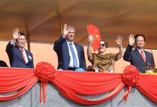 First Secretary of the Communist Party of Cuba and President of Cuba Miguel Diaz-Canel Bermude (second from left) and his spouse watch the parade from the grandstand. (Photo: VNA)