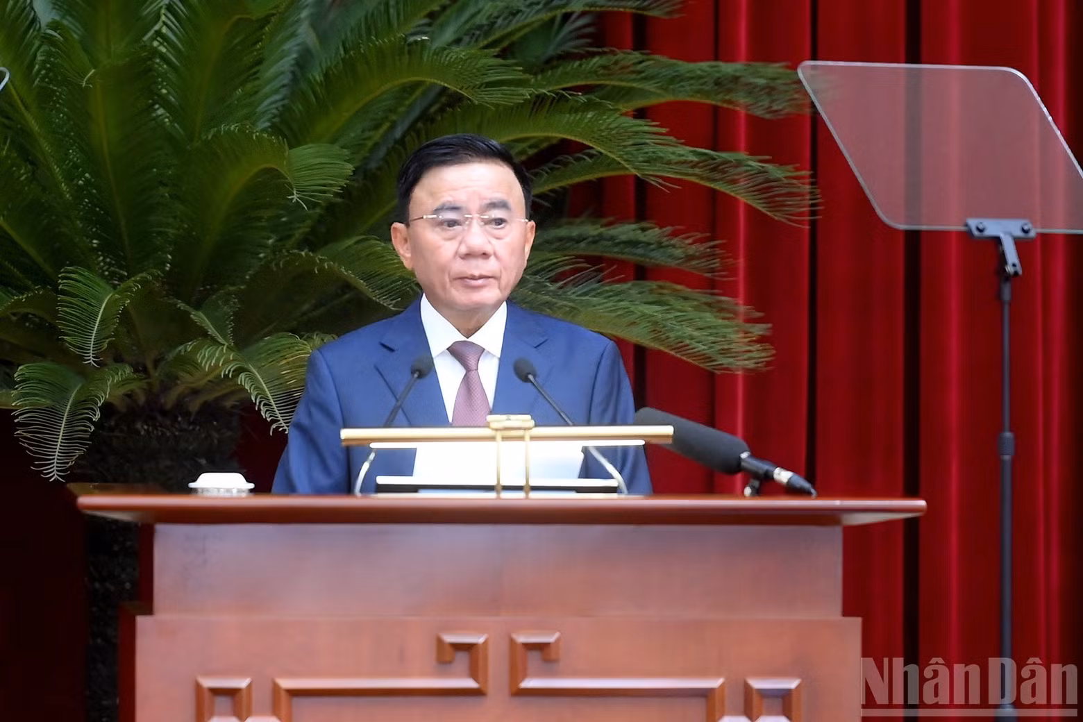 Standing Member of the Secretariat Tran Cam Tu delivers remarks at the opening session of the conference.
