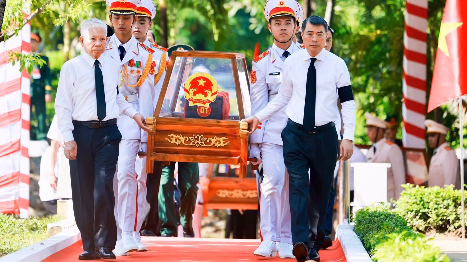 Prime Minister Le Minh Hung and former President Nguyen Minh Triet carry the remains of fallen soldiers to their final resting place at the Ho Chi Minh City Martyrs’ Cemetery.