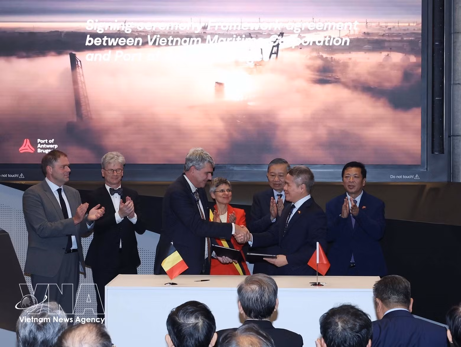Party General Secretary and President To Lam witnesses the signing of a framework agreement between Viet Nam Maritime Corporation (VIMC) and the Port of Antwerp-Bruges. (Photo: VNA)
