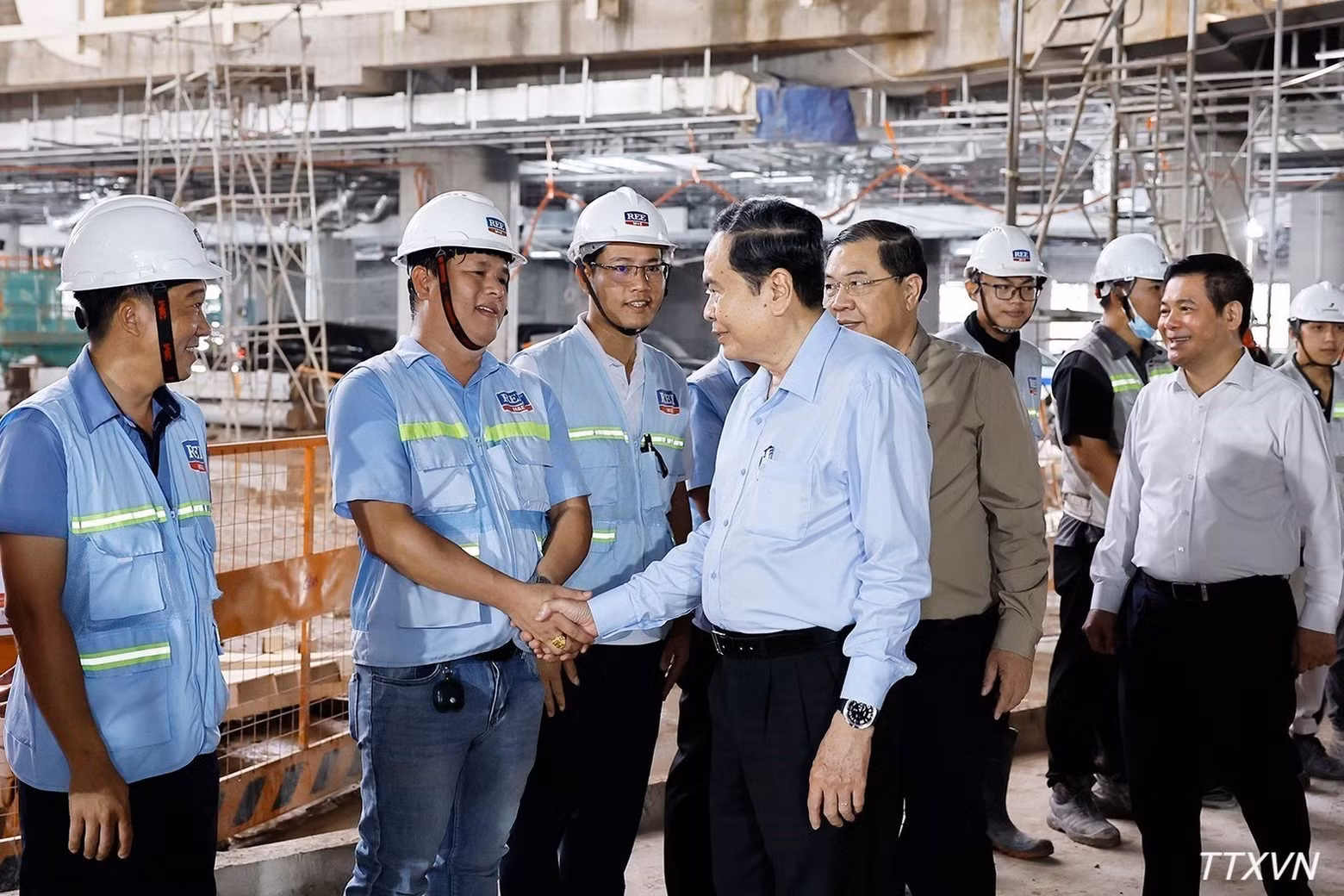 National Assembly President Tran Thanh Man meets officials, workers and engineers involved in the expansion project of Phu Quoc International Airport. (Photo: VNA)