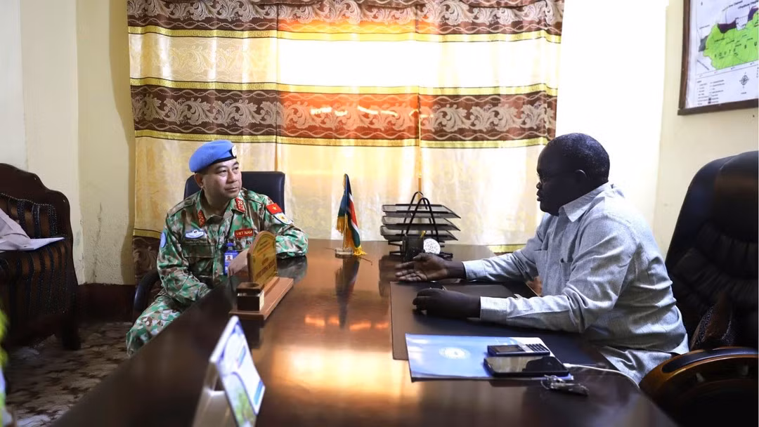 Commander of Engineering Unit Rotation 5 Colonel Nguyen Xuan Thanh meets Minister of Physical Infrastructure and Public Utilities of the Abyei Area Awet Deng Miyan. (Photo: Tien Dat)