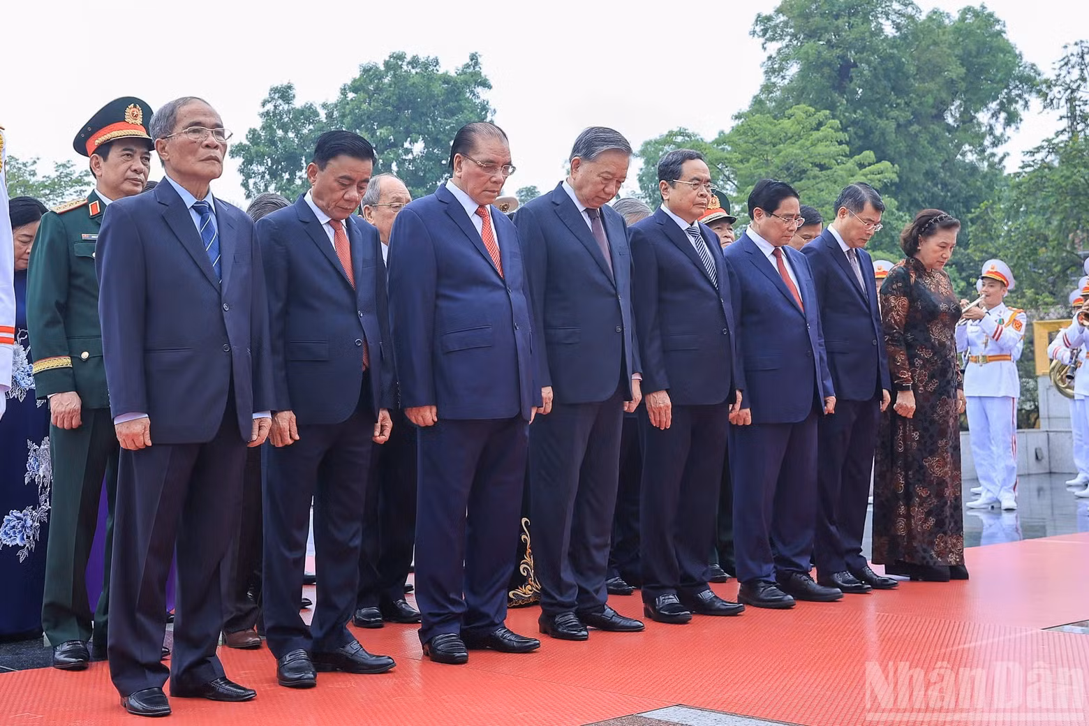 The delegation pays tribute to fallen combatants at the Monument for Heroic Martyrs on Bac Son street. (Photo: Duy Linh)