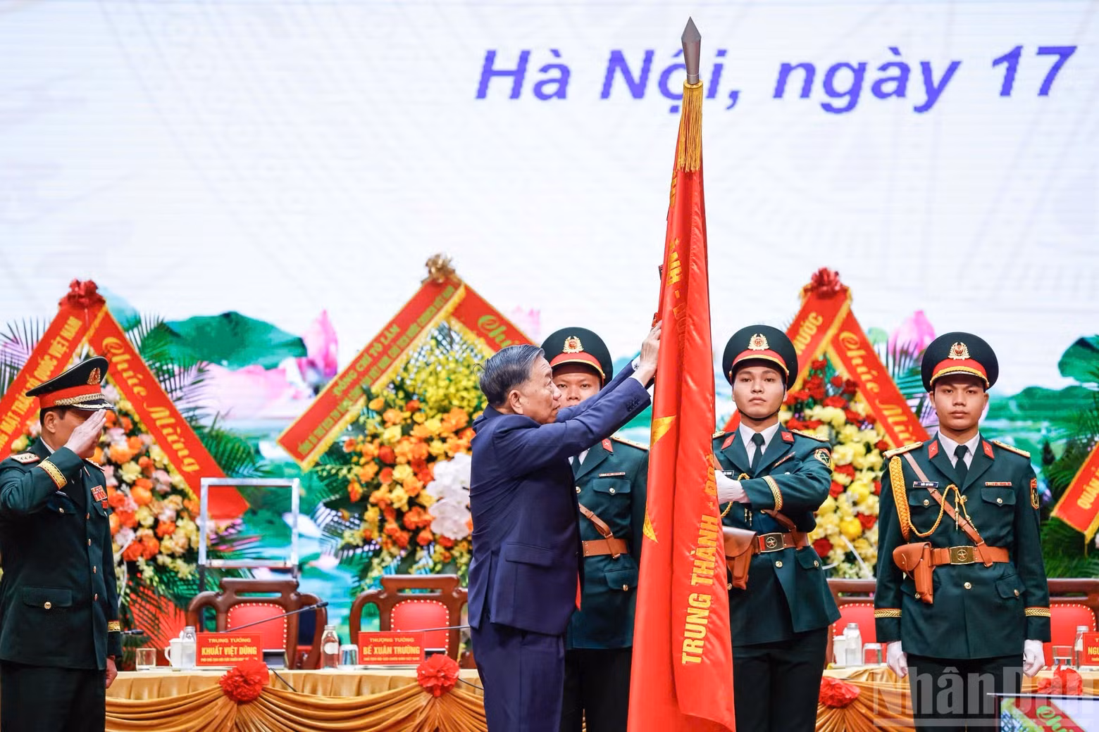 Party General Secretary and State President To Lam presents the Ho Chi Minh Order to the Viet Nam War Veterans’ Association at the congress on June 17. (Photo: Duy Linh)