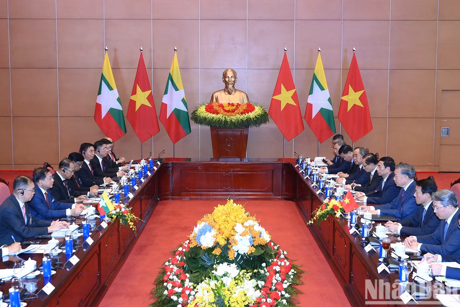 General Secretary and President To Lam holds talks with Myanmar President Min Aung Hlaing.