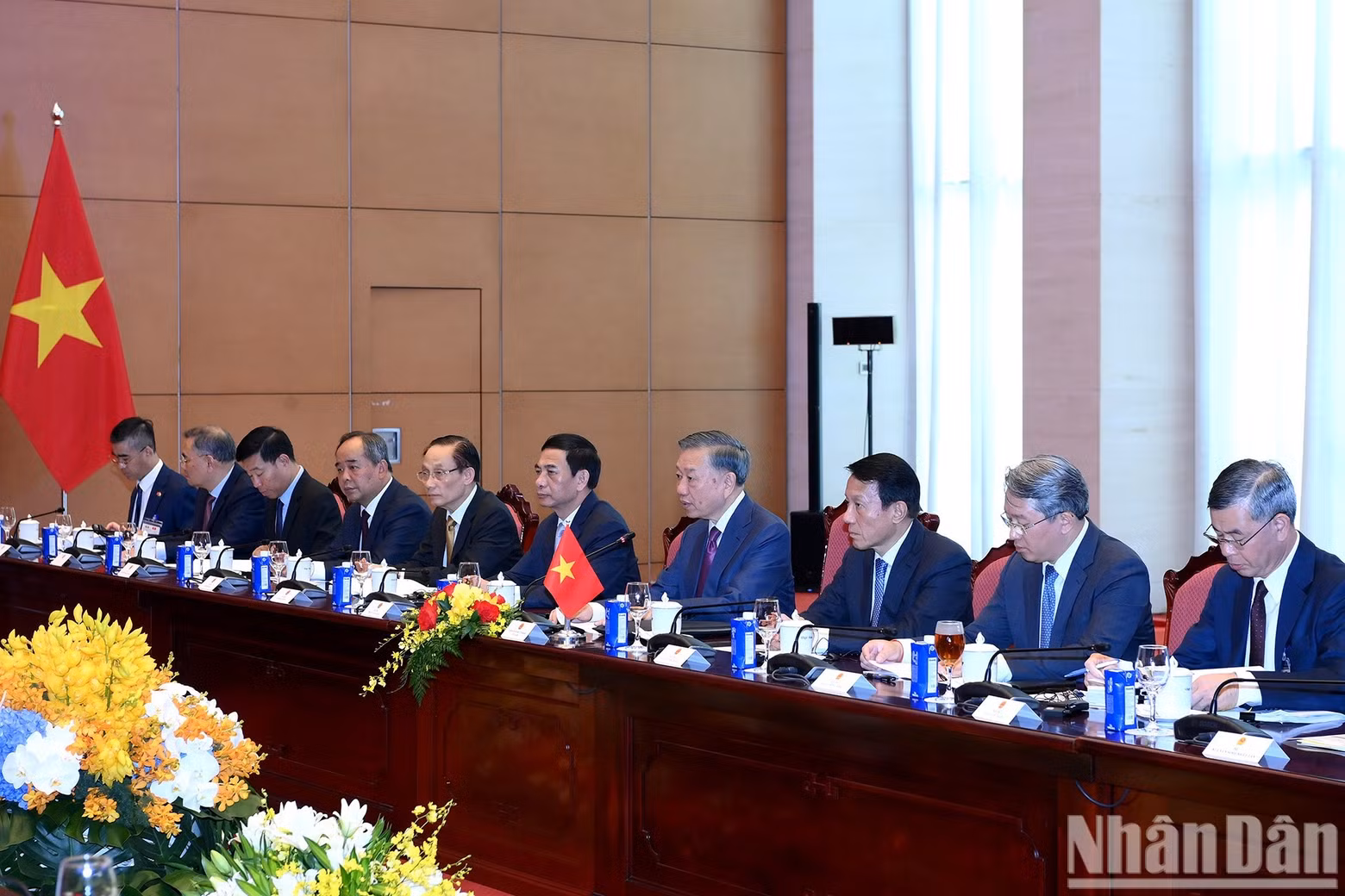 General Secretary and President To Lam and senior Vietnamese officials at the talks with Myanmar President Min Aung Hlaing.