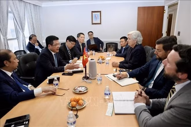 At the meeting between Minister of Industry and Trade Nguyen Hong Dien and Nike representatives. (Photo: VNA)