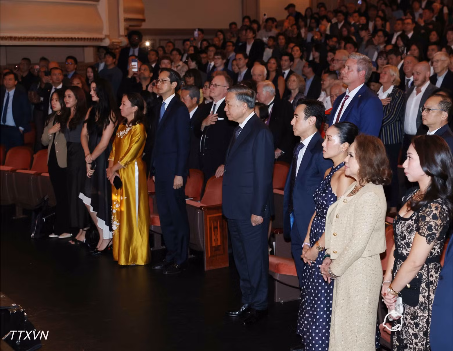 General Secretary and President To Lam and delegates salute the flag. (Photo: VNA)