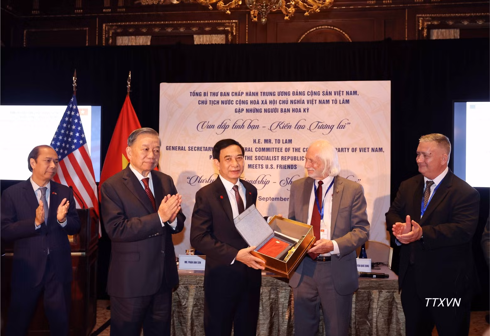 General Secretary and President To Lam witnesses the handover of war memorabilia to the Vietnamese Ministry of National Defence. (Photo: VNA)