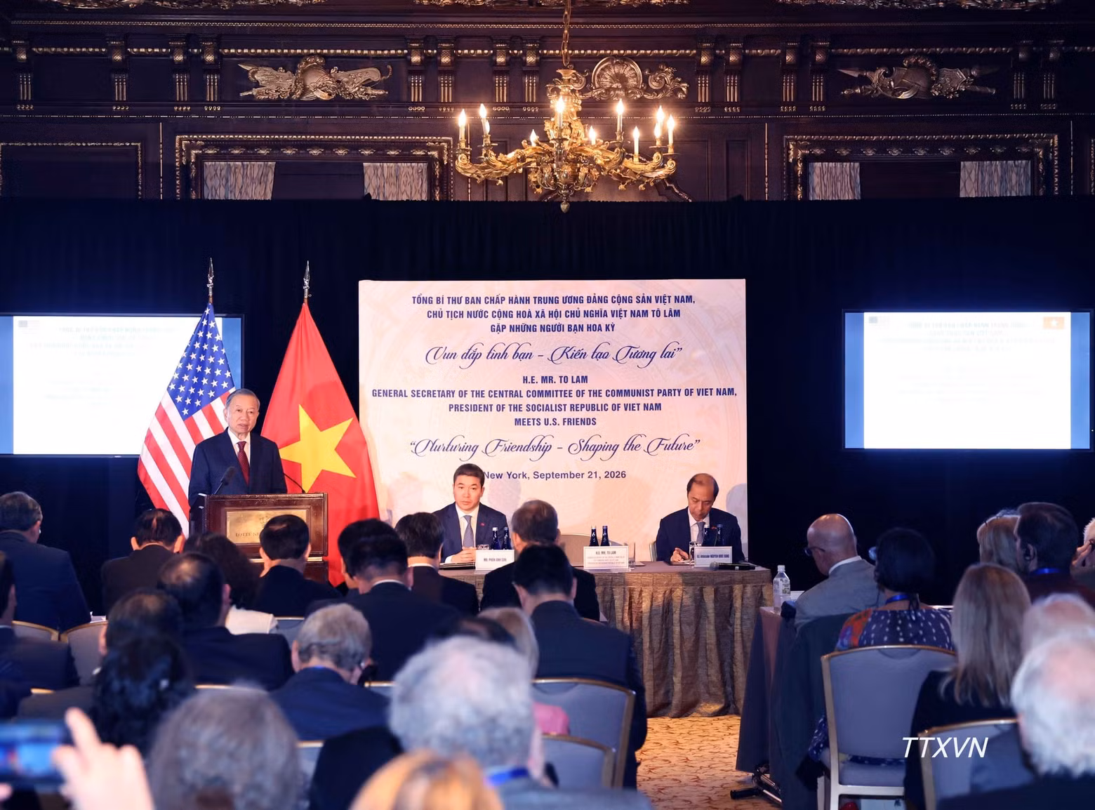 General Secretary and President To Lam speaks at the meeting with American friends. (Photo: VNA)