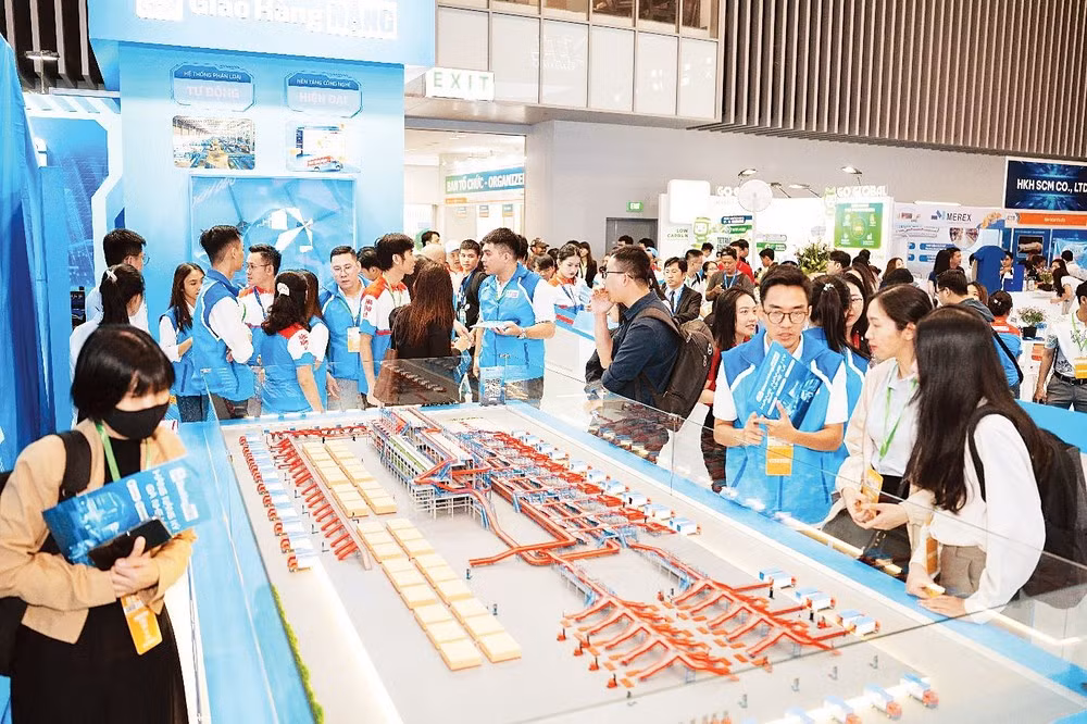 AI applications in logistics operations showcased at the Viet Nam International Logistics Exhibition 2025.