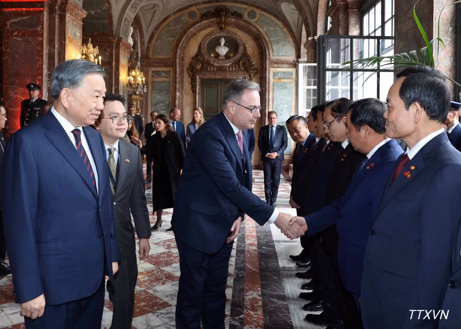 General Secretary of the Communist Party of Viet Nam Central Committee and President To Lam introduces members of the Vietnamese delegation to Belgian Prime Minister Bart De Wever. Photo: VNA