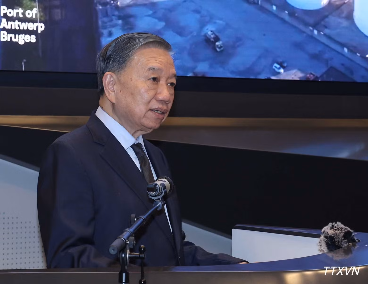 General Secretary and President To Lam speaks at a working session at the Port of Antwerp-Bruges. (Photo: VNA)