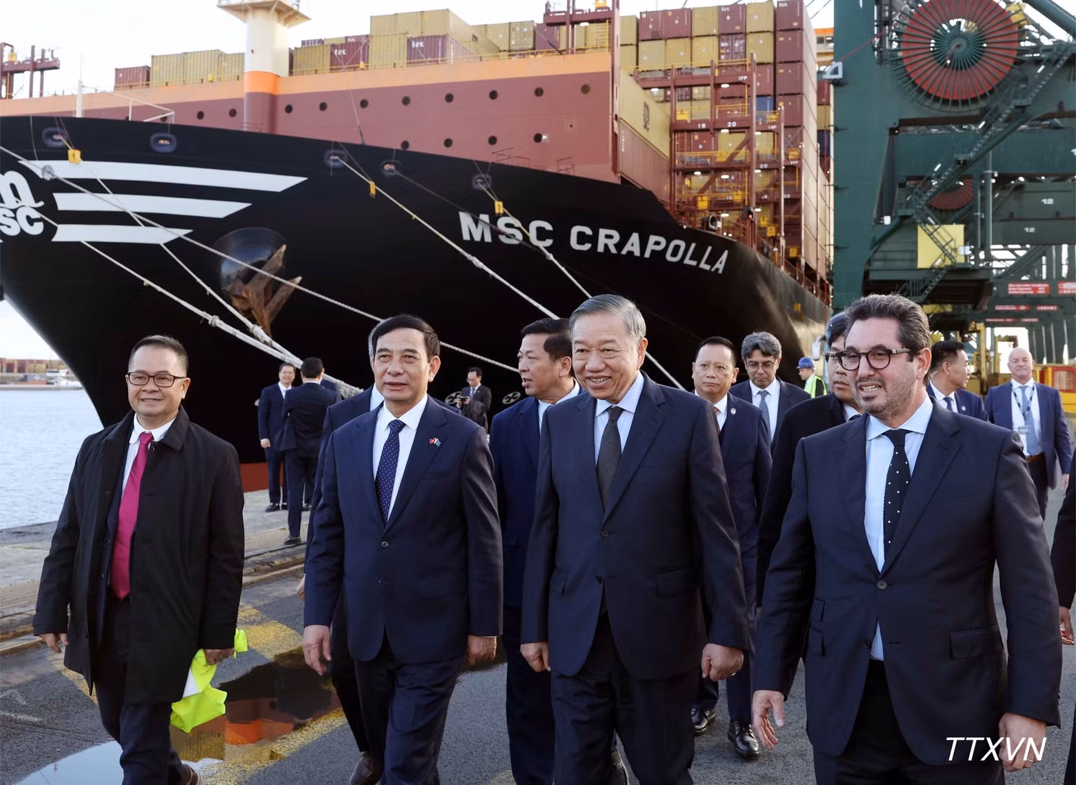 General Secretary and President To Lam visits the Port of Antwerp-Bruges in Belgium. (Photo: VNA)