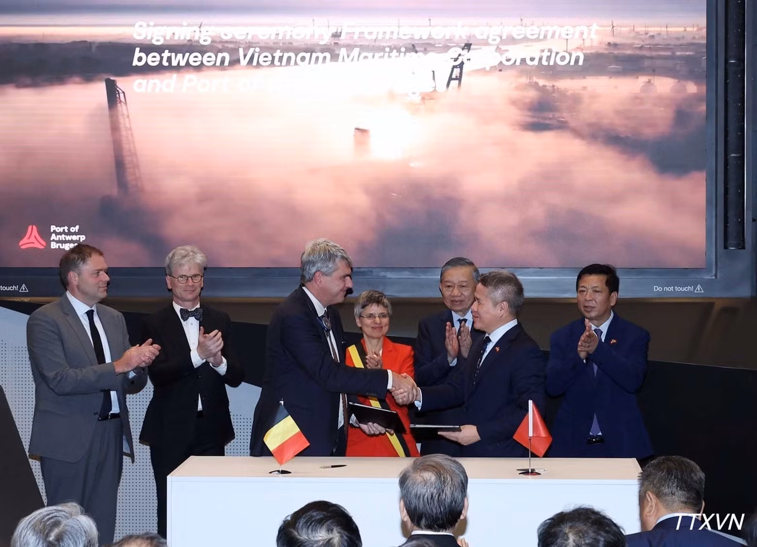 General Secretary and President To Lam witnesses the signing of a memorandum of understanding between the Port of Antwerp and the Viet Nam Maritime Corporation. (Photo: VNA)