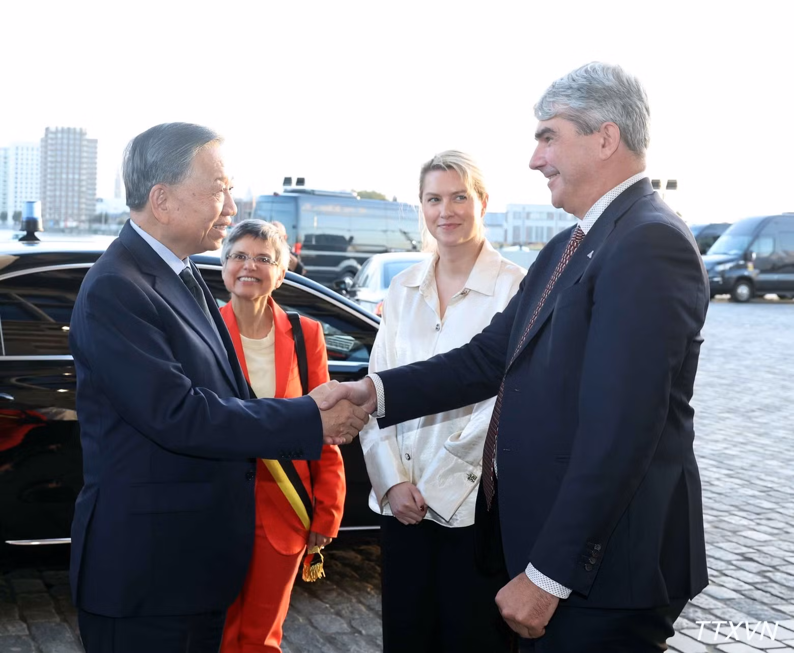 Leaders of the Port of Antwerp-Bruges welcome General Secretary and President To Lam during his visit to the port. (Photo: VNA)