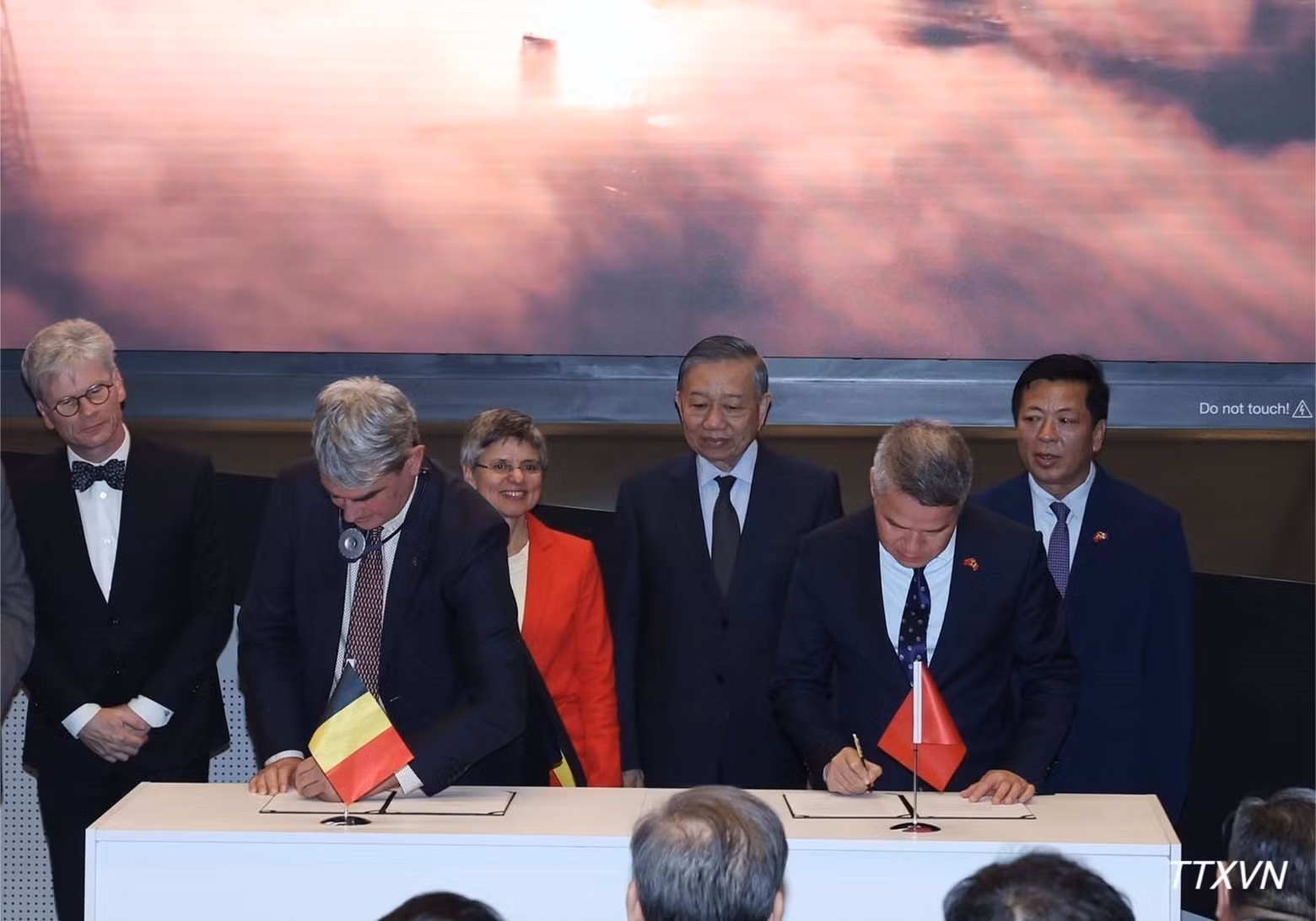 General Secretary and President To Lam witnesses the signing of a memorandum of understanding between the Port of Antwerp and the Viet Nam Maritime Corporation. (Photo: VNA)