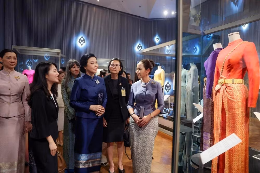 Vietnamese Party General Secretary and State President To Lam's spouse Ngo Phuong Ly (C) and Thananon Charnvirakul, spouse of Prime Minister Anutin Charnvirakul, view displays of fine silk products at the Queen Sirikit Museum of Textiles. (Photo: VNA)