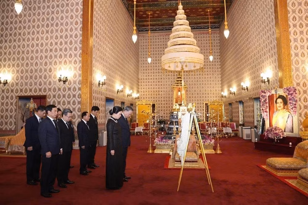 Party General Secretary and State President To Lam, his spouse and the high-ranking Vietnamese delegation pay tribute to late Queen Mother of Thailand Sirikit. (Photo: VNA)