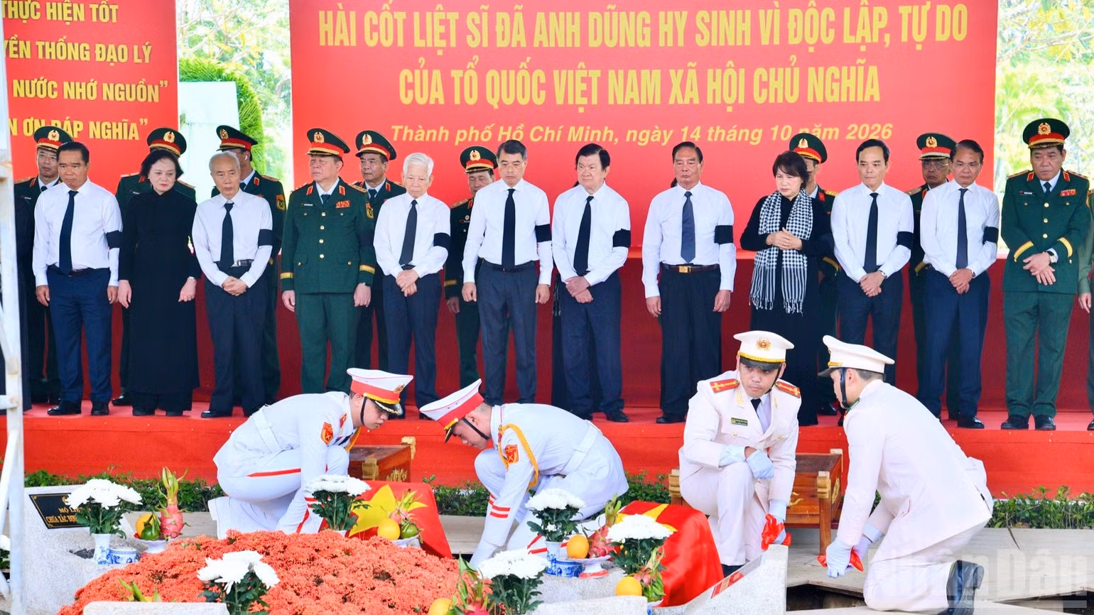 The reburial ceremony. (Photo: Thanh Giang)