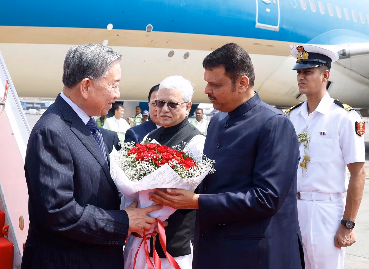 Mumbai officials welcome General Secretary and President To Lam at Chhatrapati Shivaji Maharaj International Airport. (Photo: Thong Nhat/VNA)