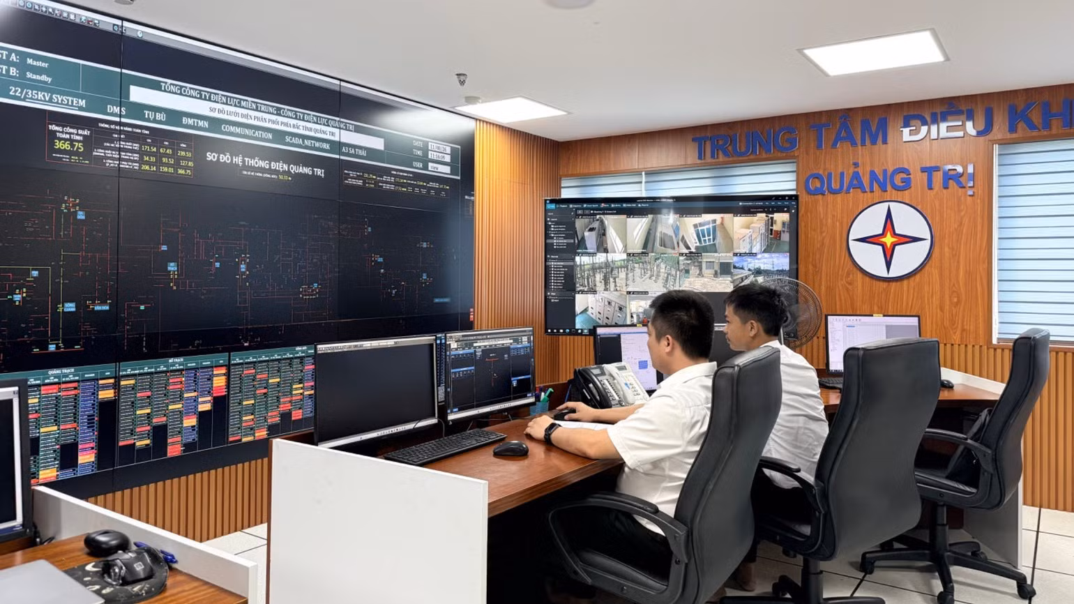 With the support of SCADA and DMS systems, the power grid in Quang Tri can automatically issue alerts when faults occur, enabling dispatchers to quickly locate and address them. (Photo: LE CHI)