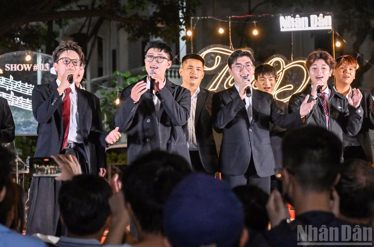 The GOMO choir opens the show with two love songs.