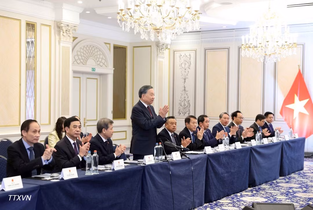 General Secretary and President To Lam and the Vietnamese delegation meet with Vietnamese experts and intellectuals in Belgium and Luxembourg. (Photo: VNA)
