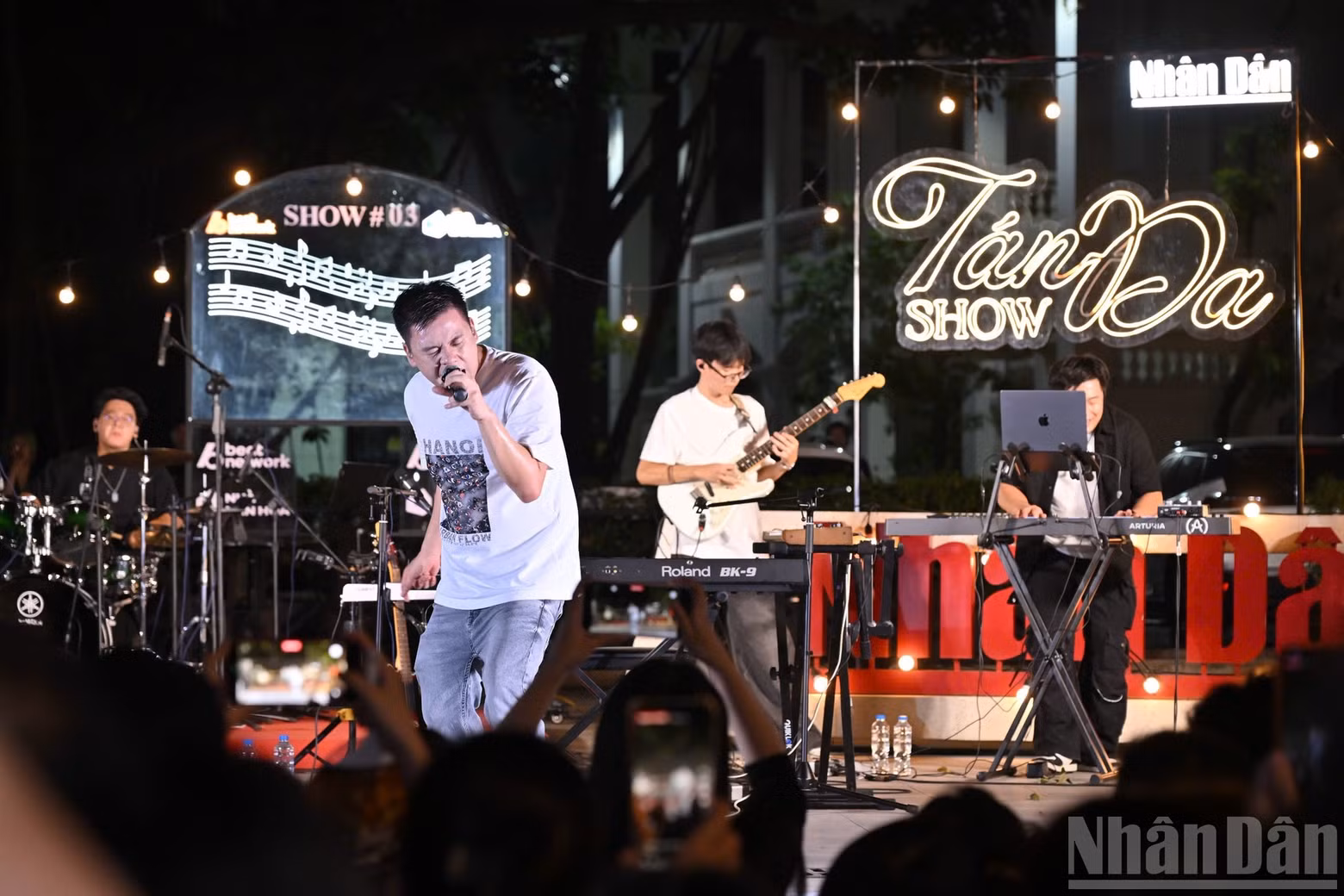 Vinh Khuat handles every stage of his creative work himself, from songwriting and arranging to performing, filming and editing.