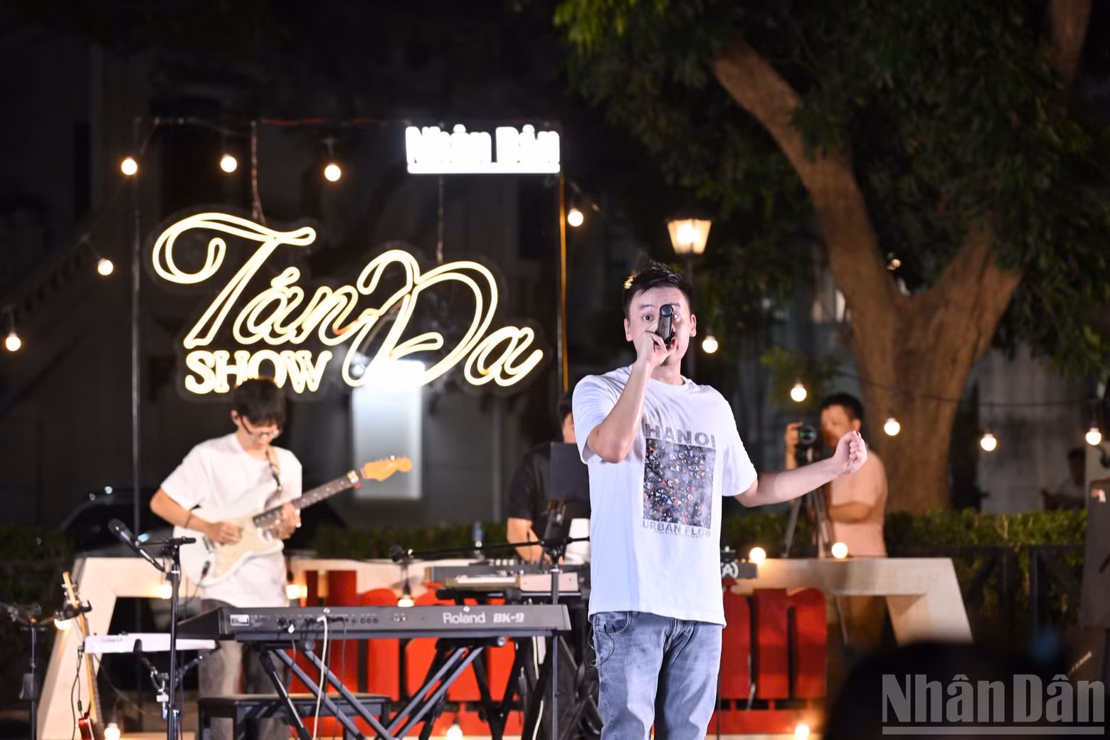 Singer Vinh Khuat performs well-known songs of his own composition.