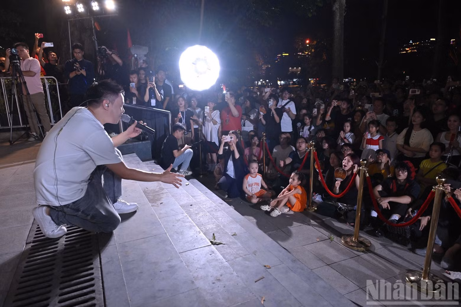 Between songs, Vinh Khuat interacts enthusiastically with the audience.