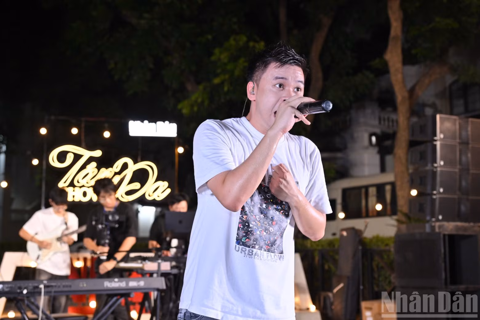 Vinh Khuat performs a love song.