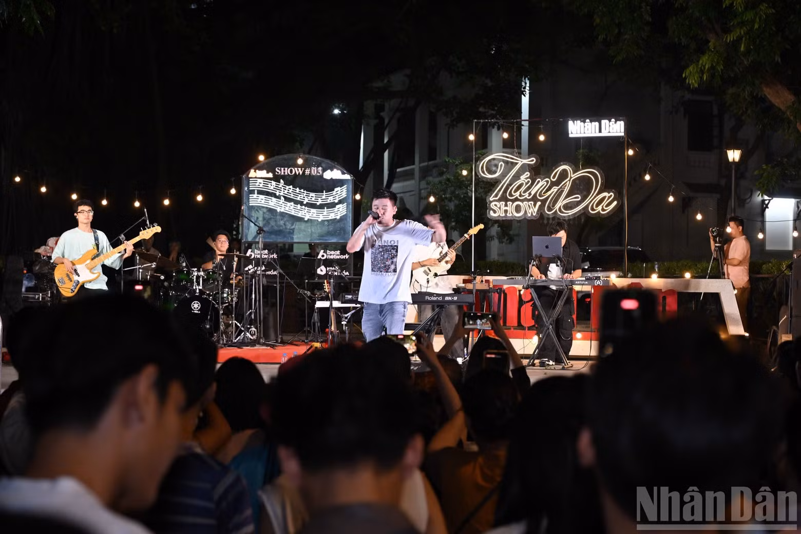 The song “Viet Nam” lights up the Tan Da Show stage.