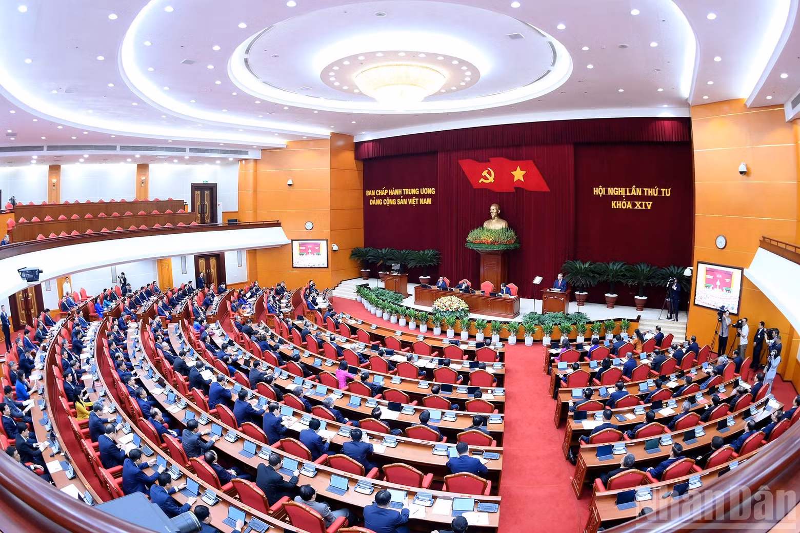 An overview of the opening session of the fourth plenum of the 14th Party Central Committee.