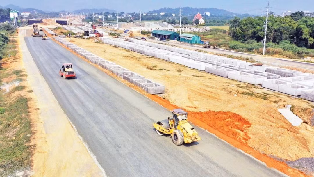 Contractors build service roads for the Thang Long Boulevard project on the section between National Highway 21 and the Ha Noi–Hoa Binh Expressway. (Photo: Thanh Dat)