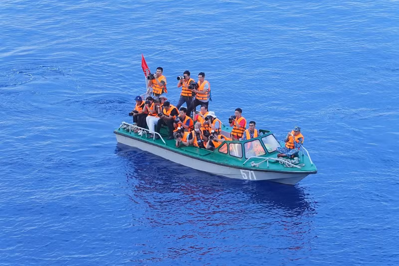 Service held to commemorate heroes who died to protect sea and island sovereignty ảnh 9