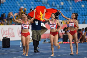 Nguyen Thi Huyen and her teammates celebrate after winning the gold medal. (Photo: VOV)
