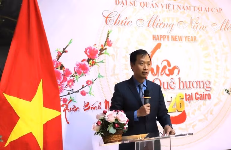 Ambassador Nguyen Nam Duong speaks at the Homeland Spring programme. (Photo courtesy of the Vietnamese Embassy in Egypt)