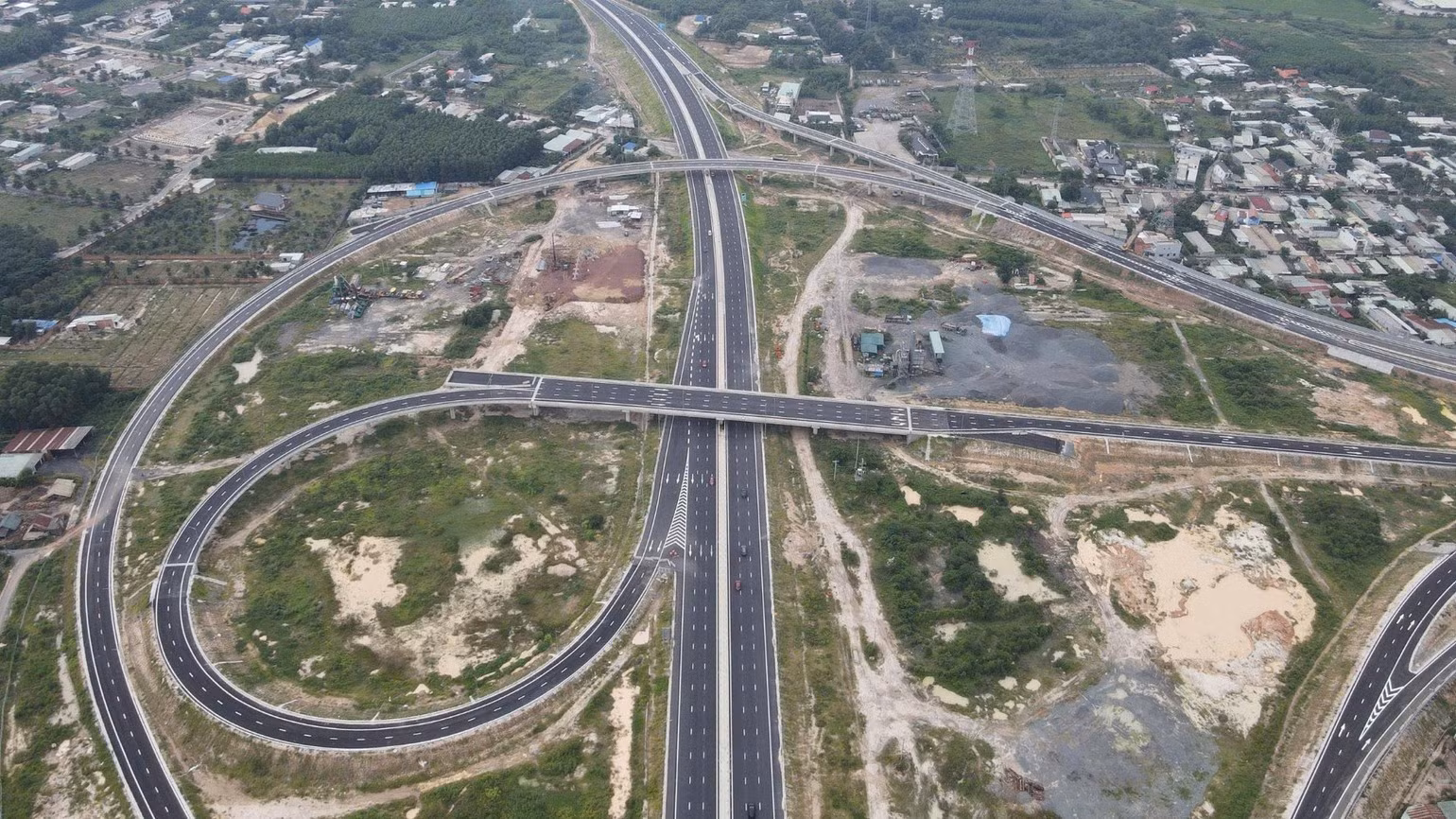 The Tan Hiep Interchange, where the Ben Luc–Long Thanh Expressway connects with the Bien Hoa–Vung Tau Expressway, extends connectivity and enables seamless travel along the entire expressway. (Photo: THIEN VUONG)