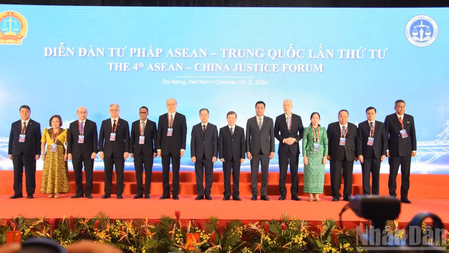 High-level delegates pose for a group photo at the forum. (Photo: ANH DAO)