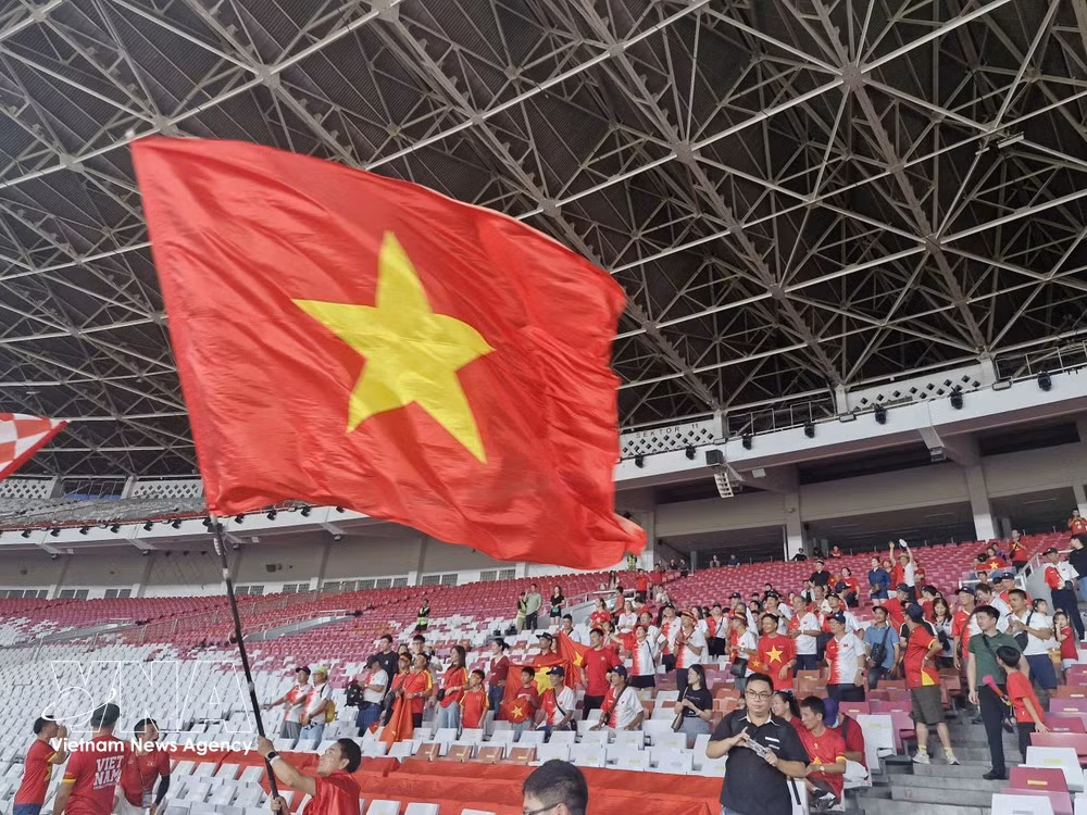 The red flag with the yellow star in the stands at Gelora Bung Karno Stadium, Indonesia (Photo: VNA)