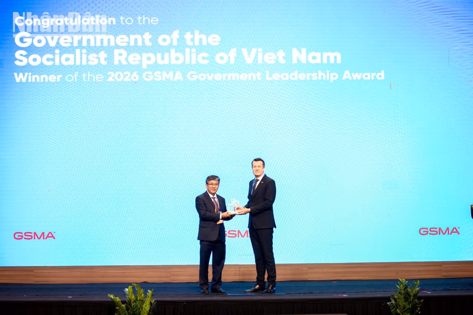 Deputy Minister of Science and Technology Tran Trung Tinh, representing the Vietnamese Government, receives the 2026 Government Leadership Award from Julian Gorman, GSMA's head for Asia-Pacific. (Photo: MINH DUY)